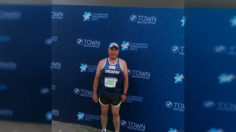 Atleta uruapense gana medalla en maratón internacional
