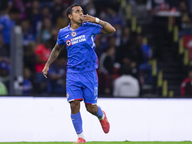 Cruz Azul logra imponerse a Pumas sobre la hora; Escoboza, el héroe